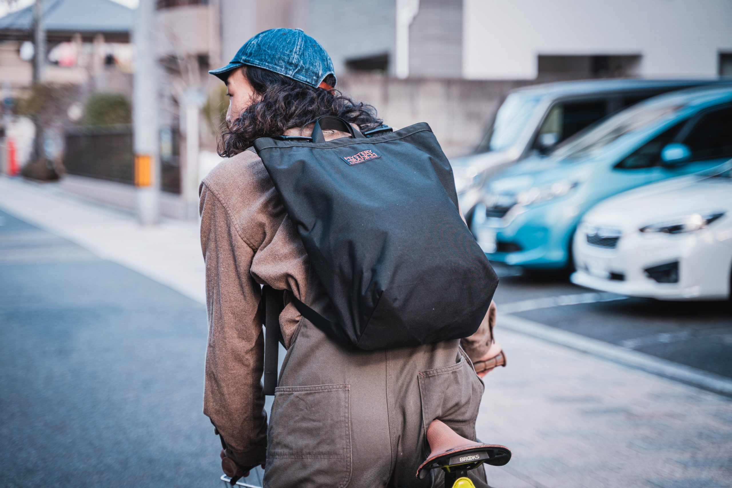 自転車通勤やお買い物で使いやすいシンプルなバッグパックとは